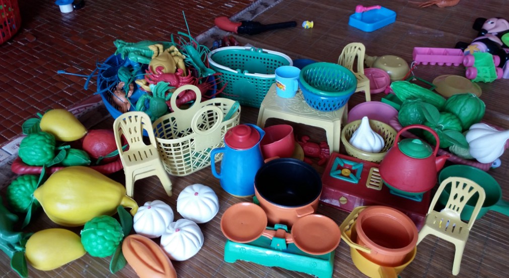 Nên chọn đồ chơi bằng gỗ hay bằng nhựa cho bé nhà bạn?