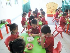 Cách chọn bàn ăn cho trẻ mẫu giáo phù hợp