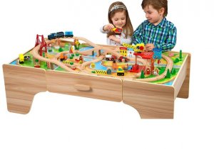 Nên chọn đồ chơi bằng gỗ hay bằng nhựa cho bé nhà bạn?