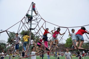 Nên tạo sân chơi khu công viên cho trẻ