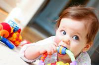 Trẻ ngậm đồ chơi – Những điều ba mẹ cần chú ý